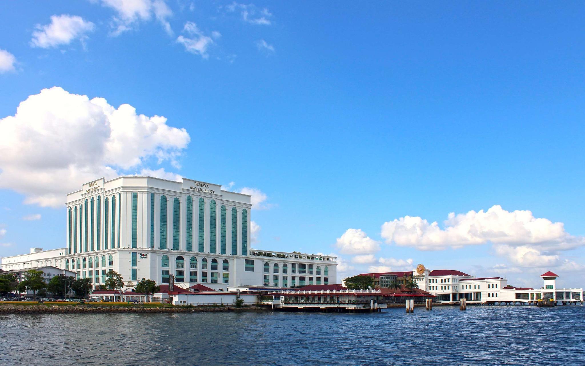 Hotel Berjaya Waterfront 4*