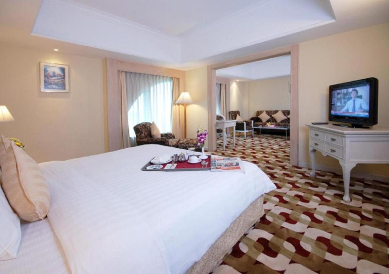 Berjaya Waterfront Hotel 4*