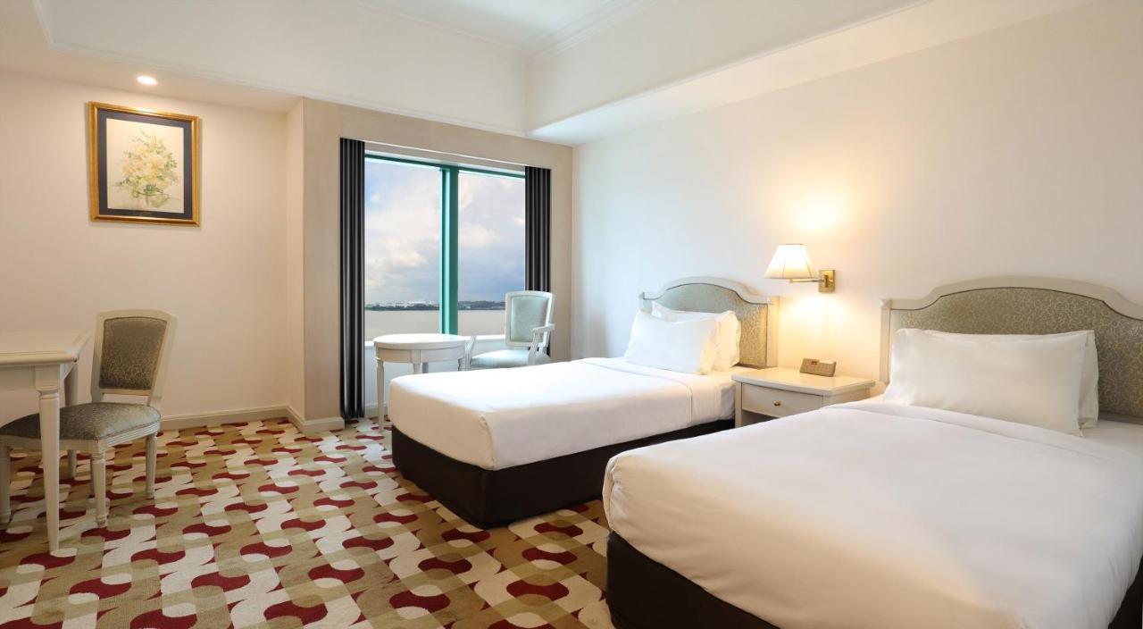 Berjaya Waterfront Hotel 4*