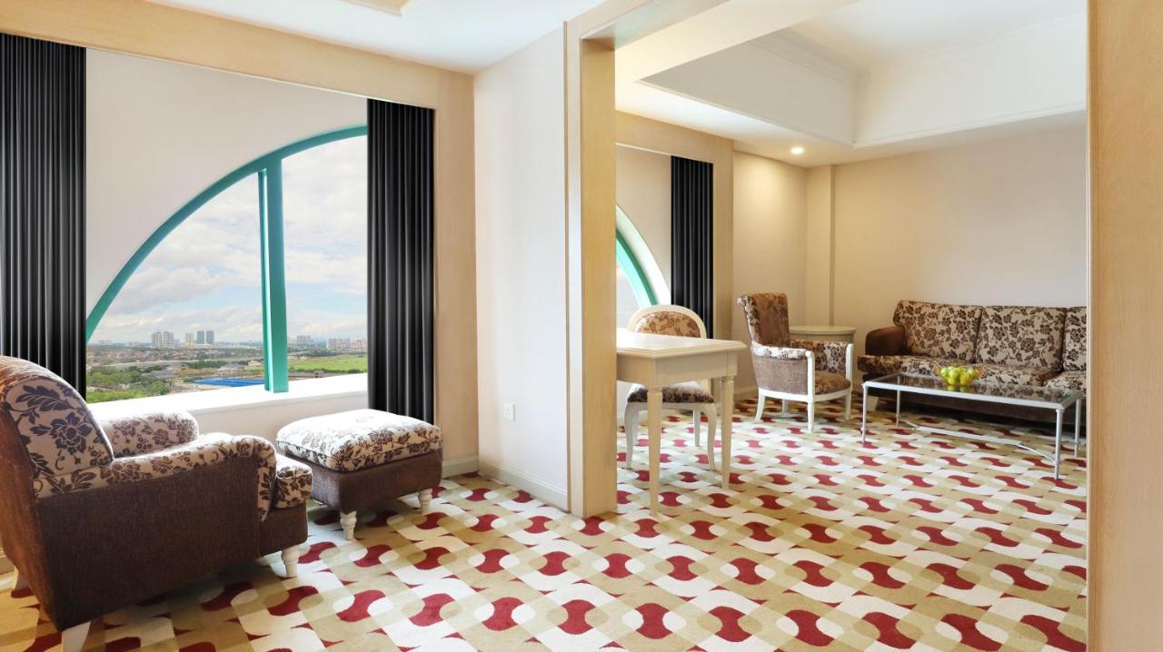 Berjaya Waterfront Hotel 4*