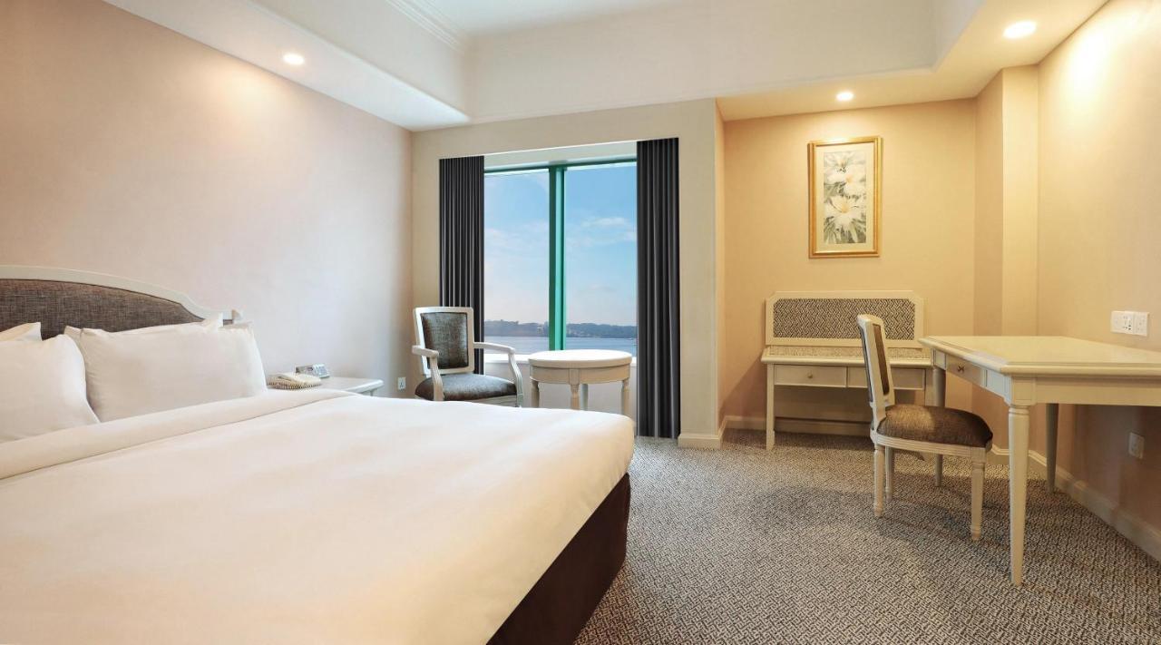 Berjaya Waterfront Hotel 4*