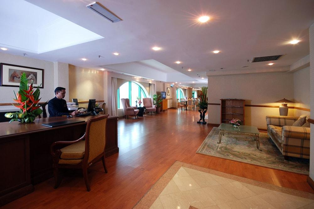 Hotel Berjaya Waterfront 4*