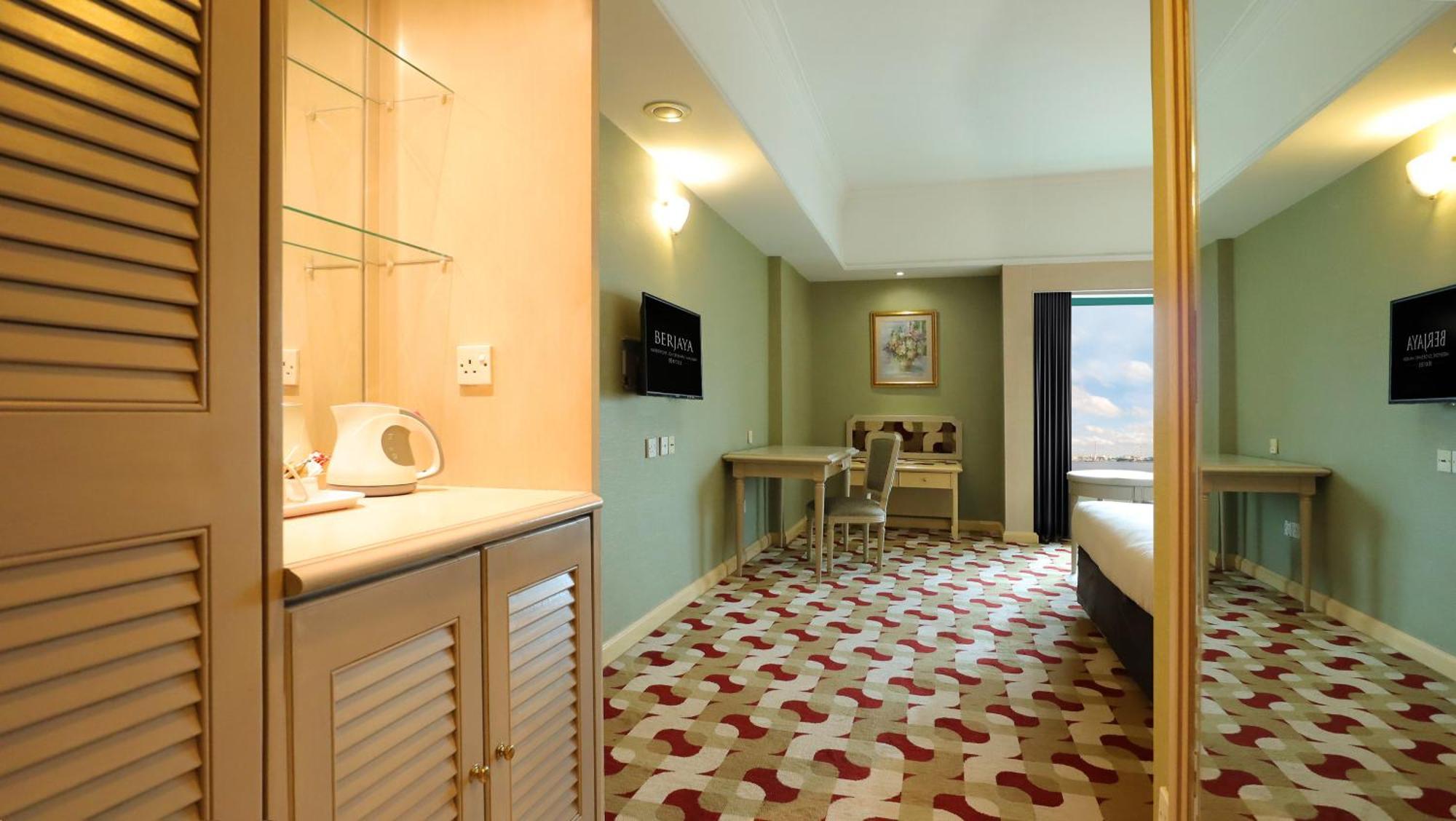 Hotel Berjaya Waterfront 4*