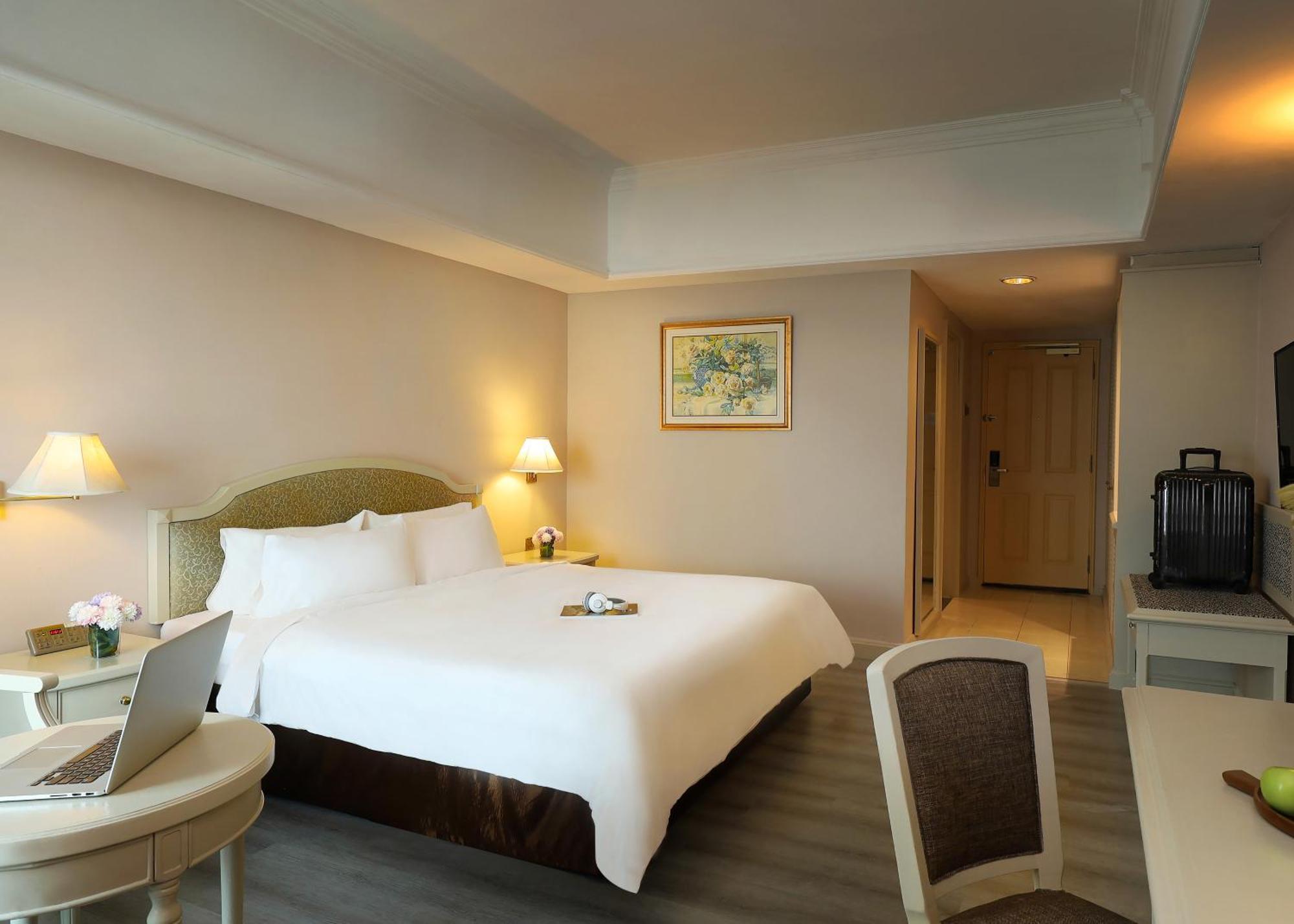 Berjaya Waterfront Hotel 4*