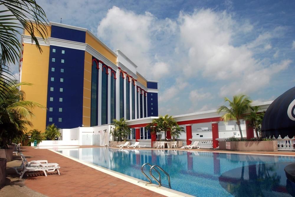 Hotel Berjaya Waterfront 4*