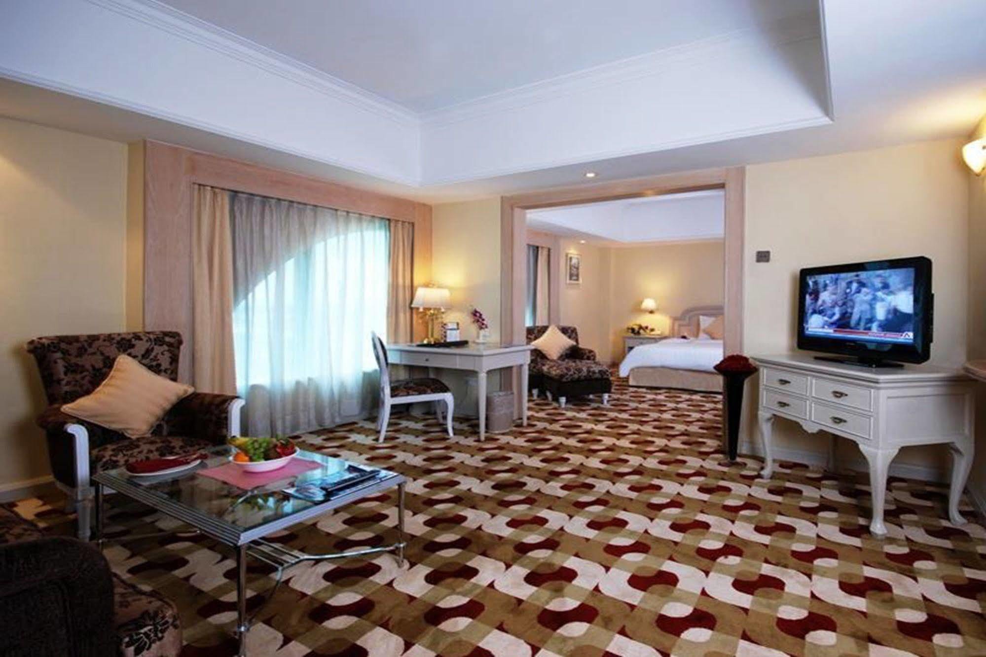 Hotel Berjaya Waterfront 4*